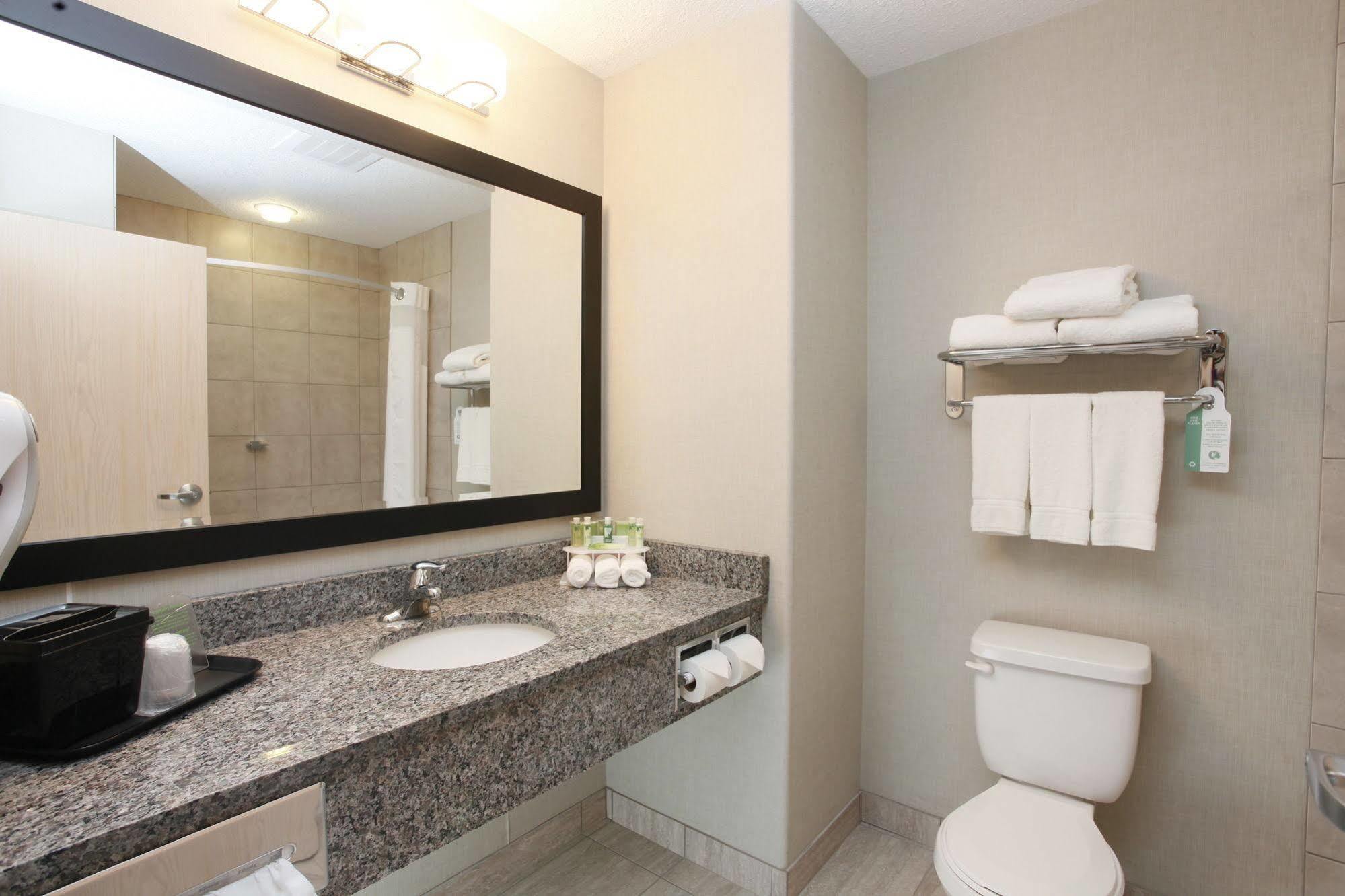 Holiday Inn Express Grande Prairie By Ihg Ngoại thất bức ảnh